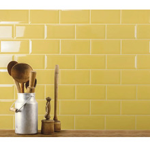 Wandfliesen mit Holzlöffeln in Milchkanne