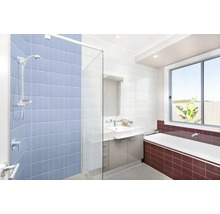 Helles Badezimmer mit Dusche, Waschbecken und Badewanne