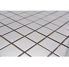 Nahaufnahme von quadratischen, glänzenden Mosaikfliesen