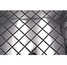 Detailaufnahme von quadratischen silberfarbenen Mosaikfliesen