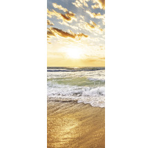 Strand mit Sonnenuntergang und Wellen