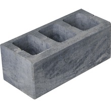 Grauer Betonblock mit drei Löchern