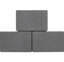 Drei graue Pflastersteine aus Beton