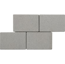 Vier graue Betonpflastersteine