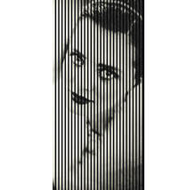 Porträt einer Frau mit vertikalen Linien