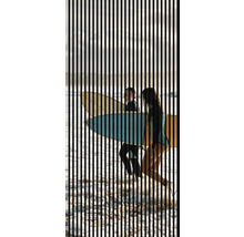 Zwei Personen mit Surfbrettern am Strand hinter vertikalen Balken