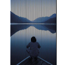 Person sitzt am See, Bergpanorama im Hintergrund