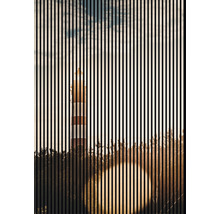 Ansicht eines Leuchtturms hinter vertikalen Linien