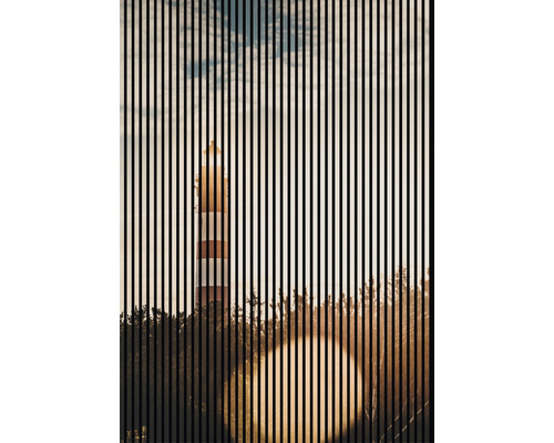 Ansicht eines Leuchtturms hinter vertikalen Linien