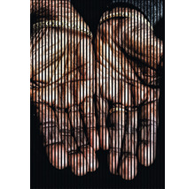 Illustration von zwei Händen mit goldenem Armband hinter schwarzen vertikalen Linien