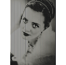 Abstraktes Porträt einer Frau mit vertikalen Linien