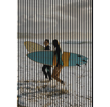 Zwei Surferinnen mit Surfbrett am Strand