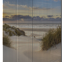 Dekorative Strandansicht mit Gras vor dem Meer, durchzogen von vertikalen Streifen.