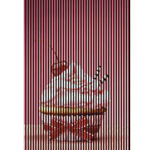 Cupcake mit Kirsche, Schokostreifen und Schleife