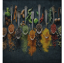 Verschiedene Gewürze und Kräuter in Löffeln auf dunklem Untergrund