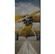 Gelbes Flugzeug mit Propeller und Rädern vor einem Himmel, hinter vertikalen Streifen.