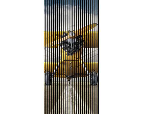 Gelbes Flugzeug mit Propeller und Rädern vor einem Himmel, hinter vertikalen Streifen.