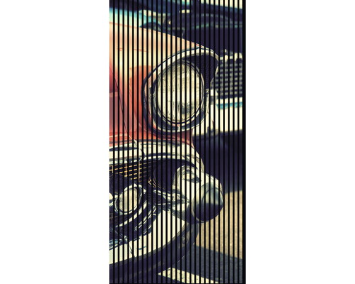 Detailansicht eines Oldtimer-Scheinwerfers hinter vertikalen Streifen