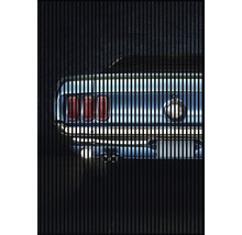 Nahaufnahme des Hecks eines Autos hinter vertikalen Linien