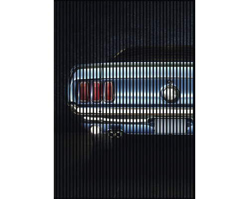 Nahaufnahme des Hecks eines Autos hinter vertikalen Linien