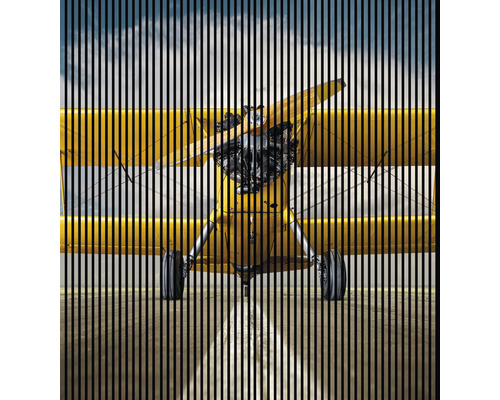 Gelbes Doppeldeckerflugzeug mit senkrechten schwarzen Linien