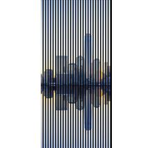 Skyline einer Stadt mit Wolkenkratzern und Spiegelung im Wasser, durchzogen von vertikalen Linien