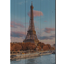 Eiffelturm in Paris, Frankreich, hinter vertikalen Streifen