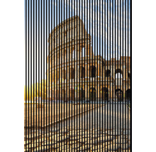 Das Kolosseum in Rom, dargestellt mit vertikalen Streifen.
