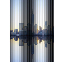 Skyline mit Wolkenkratzern und Wasserspiegelung hinter vertikalen Linien