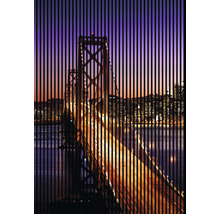 Dekoratives Bild mit einer Brücke bei Nacht und vertikalen Linien