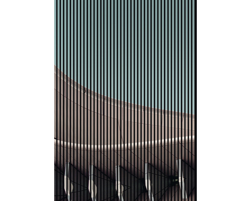 Abstrakte Architekturfassade mit vertikalen Linien