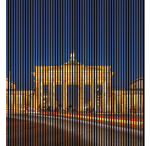 Brandenburger Tor in Berlin hinter vertikalen Streifen