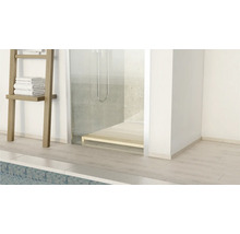 Szene mit Handtuchhalter aus Holz, Dusche und Boden