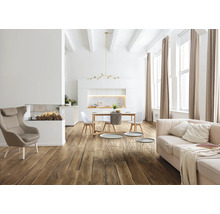 Heller Wohnraum mit Holzboden, Sofa, Sessel und Esstisch