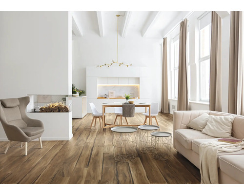 Heller Wohnraum mit Holzboden, Sofa, Sessel und Esstisch
