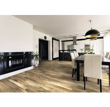 Heller Wohnraum mit Holzboden, Esstisch und Küchenbereich