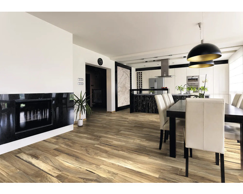 Heller Wohnraum mit Holzboden, Esstisch und Küchenbereich