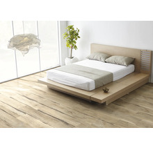 Bett mit Holzrahmen, Kopfteil und Matratze im Schlafzimmer