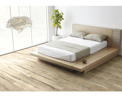 Bett mit Holzrahmen, Kopfteil und Matratze im Schlafzimmer