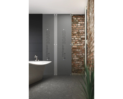 Badezimmer mit Badewanne, Ziegelwand und Swissport Board