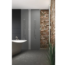 Badezimmer mit Badewanne, Ziegelwand und zwei grauen Swissport Board Platten