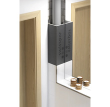 Badezimmer mit Rohrummantelung und Spiegelablage