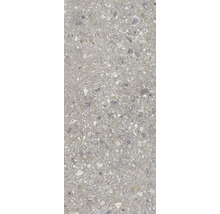 Nahaufnahme einer Feinsteinzeugfliese mit Steindekor