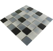 Mosaikfliese mit quadratischen Steinen in verschiedenen Grautönen
