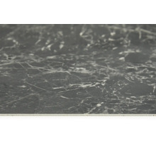 Nahaufnahme einer grauen Arbeitsplatte in Marmoroptik.