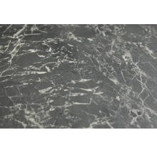 Nahaufnahme einer Arbeitsplatte mit Marmoroptik