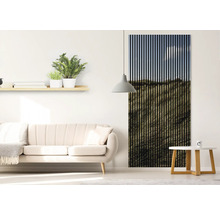 Wohnzimmer mit Sofa, Tisch, Wandregal und Akustikpaneel mit Landschaftsmotiv