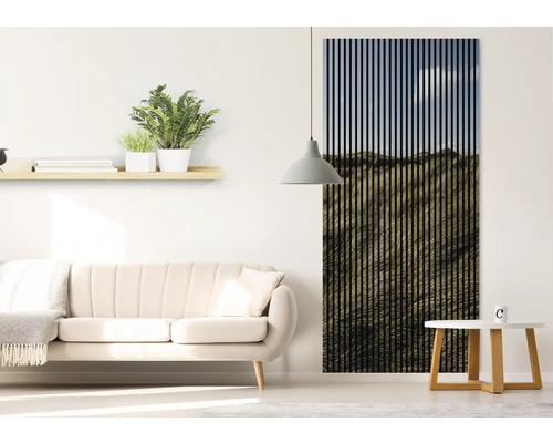 Wohnzimmer mit Sofa, Tisch, Wandregal und Akustikpaneel mit Landschaftsmotiv