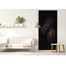 Wohnzimmer mit Sofa, Regal mit Pflanzen und Wandpaneel mit Pferde-Motiv