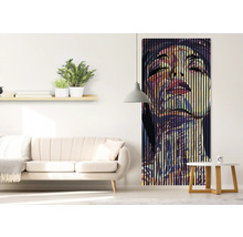 Wohnzimmer mit Sofa, Beistelltisch, Regal und einem vertikalen Wandbild mit einem Frauengesicht